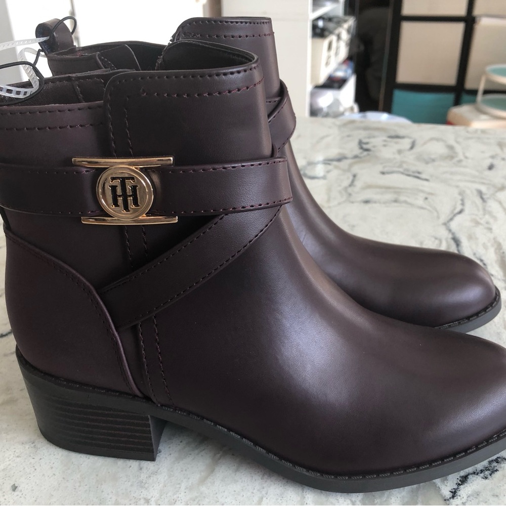 Stylish Brown Ankle Boots with Gold Emblem and Block Heel